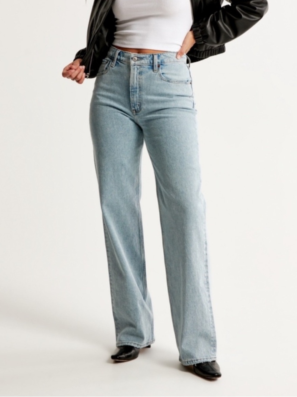 Abercrombie Curve Love 90s Relaxed High Rise Jeans Light Wash Size 27 / 4